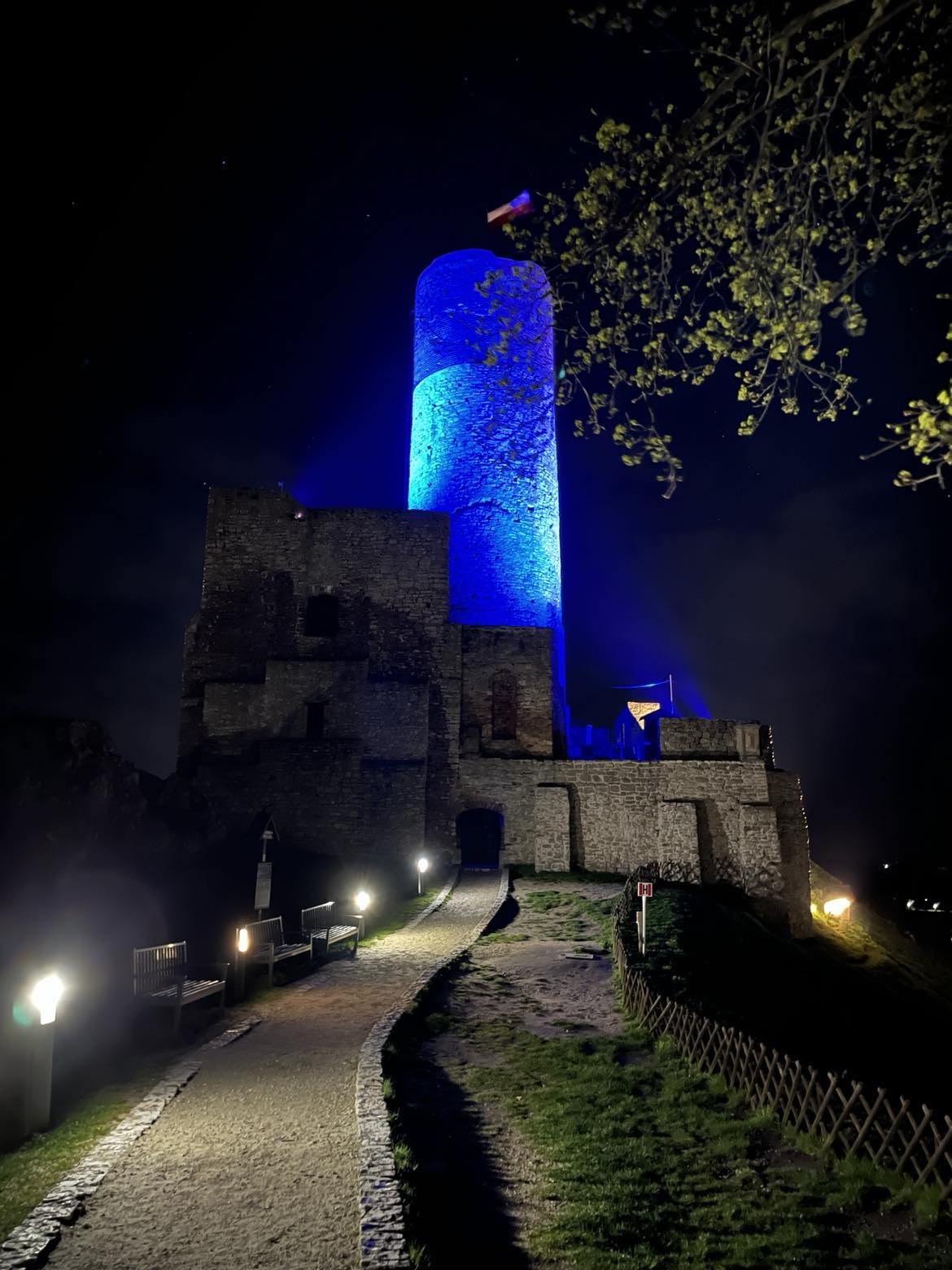 Zamek Królewski w Chęcinach w niebieskich barwach z okazji Światowego Dnia Świadomości Autyzmu