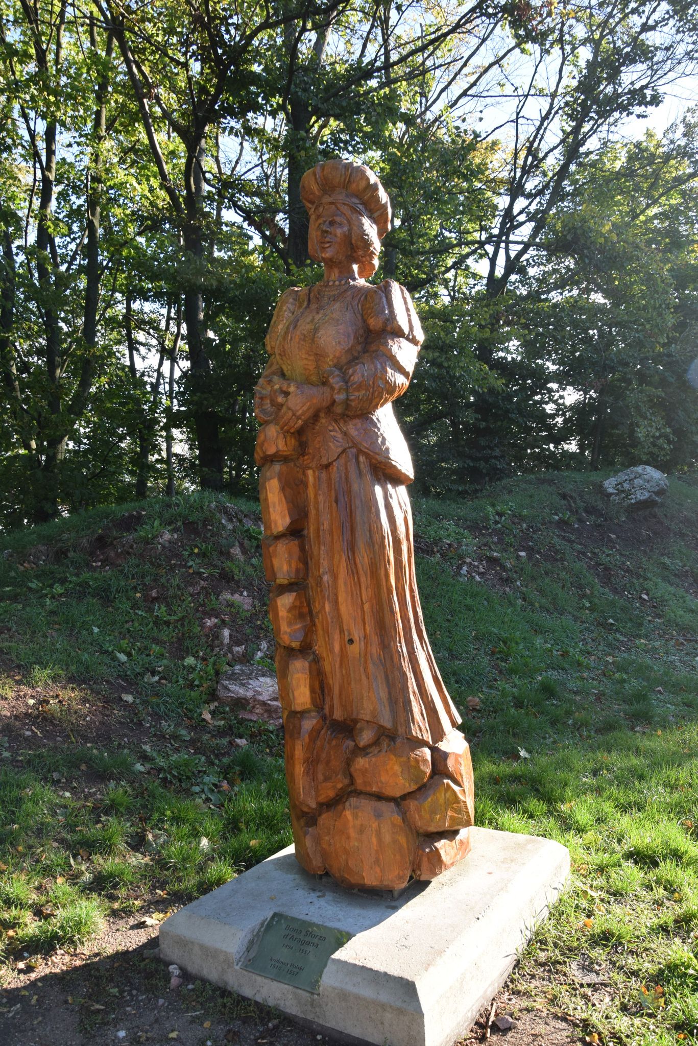 królowa Bona Chęciny.jpg