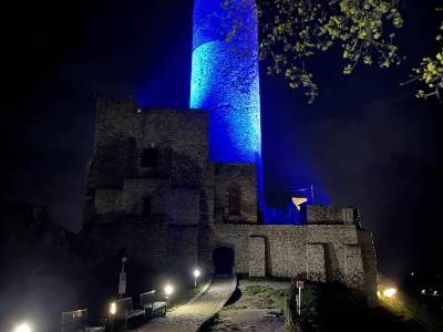 Zamek Królewski w Chęcinach w niebieskich barwach z okazji Światowego Dnia Świadomości Autyzmu