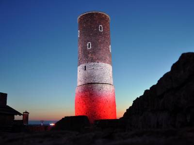 Zamek Królewski w Chęcinach w biało-czerwonych barwach 